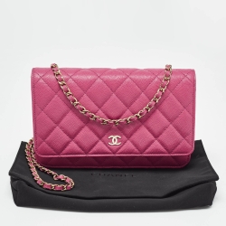 مملوكة مسبقًا Chanel Fuchsia Quilted Caviar Leather Classic Wallet on Chain