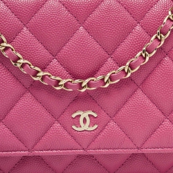 مملوكة مسبقًا Chanel Fuchsia Quilted Caviar Leather Classic Wallet on Chain
