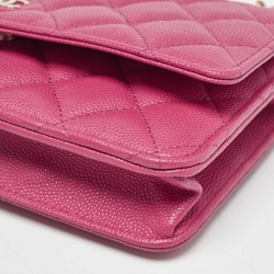 مملوكة مسبقًا Chanel Fuchsia Quilted Caviar Leather Classic Wallet on Chain