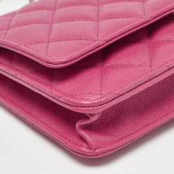 مملوكة مسبقًا Chanel Fuchsia Quilted Caviar Leather Classic Wallet on Chain