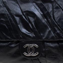 مملوكة مسبقًا حقيبة شانيل قلاب كلاسيكي كبيرة جلد بطيات سوداء