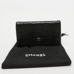 Pre Owned Chanel Black Quilted Leather Classic Flap Wallet
