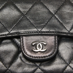 Pre Owned Chanel Black Quilted Leather Classic Flap Wallet