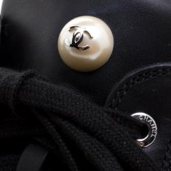 مملوكة مسبقًا حذاء رياضي شانيل عنق مرتفع لمسات سحاب مزدوج CC جلد أسود مقاس 38.5