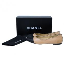 مملوكة مسبقًا Chanel Peach and Black Cap Toe CC Ballet Flats Size 40.5