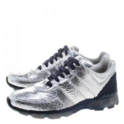 Pre Owned حذاء رياضي شانيل جلد مشقق فضي ميتالك مقاس 39.5