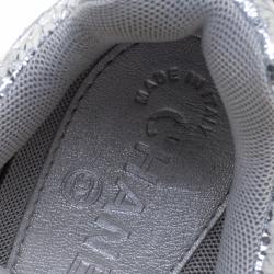 Pre Owned حذاء رياضي شانيل جلد مشقق فضي ميتالك مقاس 39.5