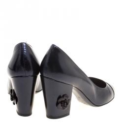 مملوكة مسبقًا حذاء كعب عالي شانيل غطاء مقدمة مزخرف زهور كاميليا جلد لمسة ميتالك لونين مقاس 38