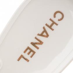 مملوكة  مسبقًا Chanel White And Black Jelly Camellia Thong Sandals Size 39