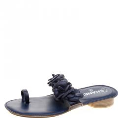 مملوكة مسبقًا Chanel Blue Leather Camellia Toe Ring Flat Sandals Size 39