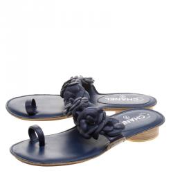 مملوكة مسبقًا Chanel Blue Leather Camellia Toe Ring Flat Sandals Size 39