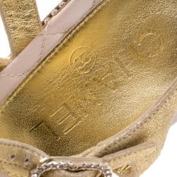 مملوكة مسبقًا Chanel Metallic Gold CC Crystal Embellished Suede Lucite Heel Strappy Sandals Size 40.5