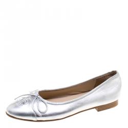 مملوكة مسبقًا Chanel Metallic Silver Leather CC Cap Toe Bow Ballet Flats Size 38