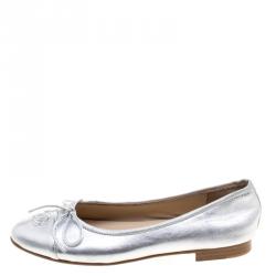 مملوكة مسبقًا Chanel Metallic Silver Leather CC Cap Toe Bow Ballet Flats Size 38