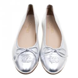 مملوكة مسبقًا Chanel Metallic Silver Leather CC Cap Toe Bow Ballet Flats Size 38