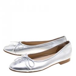 مملوكة مسبقًا Chanel Metallic Silver Leather CC Cap Toe Bow Ballet Flats Size 38