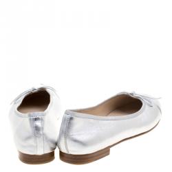 مملوكة مسبقًا Chanel Metallic Silver Leather CC Cap Toe Bow Ballet Flats Size 38