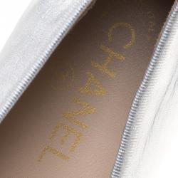 مملوكة مسبقًا Chanel Metallic Silver Leather CC Cap Toe Bow Ballet Flats Size 38