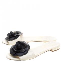 مملوكة مسبقًا Chanel Cream Quilted Leather Camellia Embellished Flat Slides Size 38