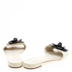 مملوكة مسبقًا Chanel Cream Quilted Leather Camellia Embellished Flat Slides Size 38