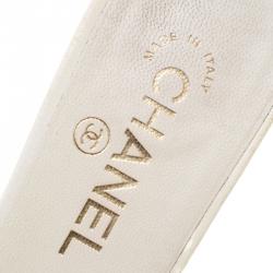 مملوكة مسبقًا Chanel Cream Quilted Leather Camellia Embellished Flat Slides Size 38