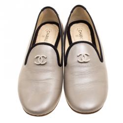 Pre Owned حذاء سليبرز شانيل CC جلد بيج بيرل سموكينغ مقاس 38.5