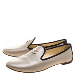 Pre Owned حذاء سليبرز شانيل CC جلد بيج بيرل سموكينغ مقاس 38.5