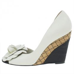 مملوكة مسبقًا Chanel White Leather Camellia D'orsay Wedges Size 37
