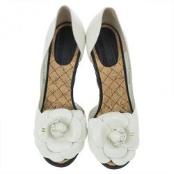 مملوكة مسبقًا Chanel White Leather Camellia D'orsay Wedges Size 37