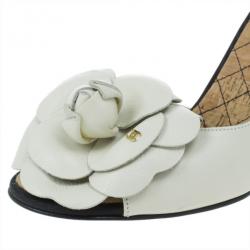 مملوكة مسبقًا Chanel White Leather Camellia D'orsay Wedges Size 37