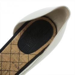 مملوكة مسبقًا Chanel White Leather Camellia D'orsay Wedges Size 37
