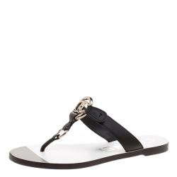 مملوكة مسبقًا صندل شانيل بإصبع فلات CC جلد أسود مقاس 36