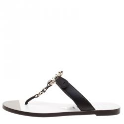 مملوكة مسبقًا صندل شانيل بإصبع فلات CC جلد أسود مقاس 36