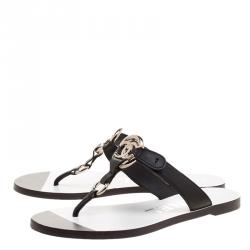 مملوكة مسبقًا صندل شانيل بإصبع فلات CC جلد أسود مقاس 36