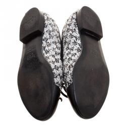 مملوكة مسبقًا Chanel Monochrome Sequins Embellished Tweed and Leather Cap Toe CC Bow Ballet Flats Size 37.5