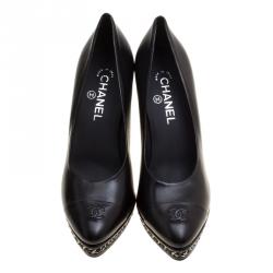 Pre Owned حذاء كعب عالي شانيل جلد أسود مقدمة CC بسلسلة مزينة نعل سميك مقاس 40