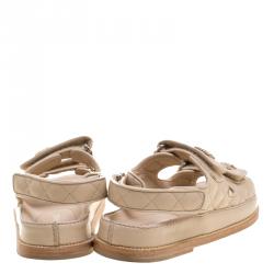 Pre Owned صندل شانيل فلات فلكرو CC جلد مبطن بيج مقاس 36.5