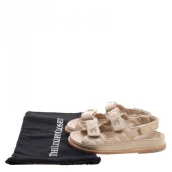 Pre Owned صندل شانيل فلات فلكرو CC جلد مبطن بيج مقاس 36.5