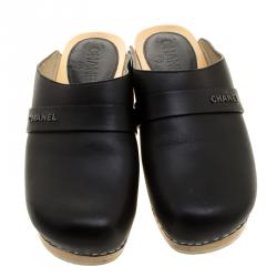 Pre Owned صندل سلايد شانيل جلد أسود نعل خشبي مقاس 39.5