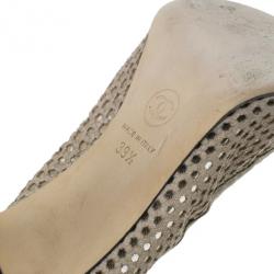 Pre Owned حذاء شانيل ثنائي اللون مقدمة سوداء CC مقاس 39