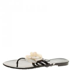 مملوكة مسبقًا صندل شانيل فلات كاميليا CC جيلي أسود مقاس 41