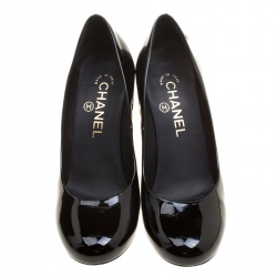 مملوكة مسبقًا Chanel Black Patent Leather CC Pearl Heel Round Toe Pumps Size 37