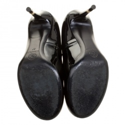 مملوكة مسبقًا Chanel Black Patent Leather CC Pearl Heel Round Toe Pumps Size 37