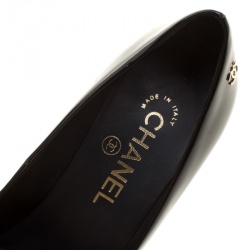 مملوكة مسبقًا Chanel Black Patent Leather CC Pearl Heel Round Toe Pumps Size 37