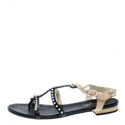 مملوكة مسبقًا صندل فلات شانيل جلد بيج/أسود لؤلؤ صناعي مزخرف بسيور مقاس 37.5