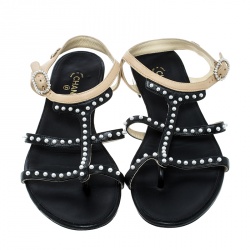 مملوكة مسبقًا صندل فلات شانيل جلد بيج/أسود لؤلؤ صناعي مزخرف بسيور مقاس 37.5