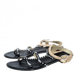 مملوكة مسبقًا صندل فلات شانيل جلد بيج/أسود لؤلؤ صناعي مزخرف بسيور مقاس 37.5