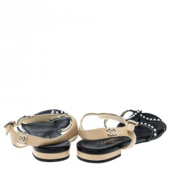 مملوكة مسبقًا صندل فلات شانيل جلد بيج/أسود لؤلؤ صناعي مزخرف بسيور مقاس 37.5