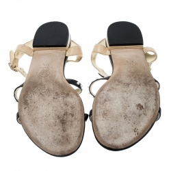 مملوكة مسبقًا صندل فلات شانيل جلد بيج/أسود لؤلؤ صناعي مزخرف بسيور مقاس 37.5