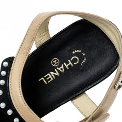 مملوكة مسبقًا صندل فلات شانيل جلد بيج/أسود لؤلؤ صناعي مزخرف بسيور مقاس 37.5